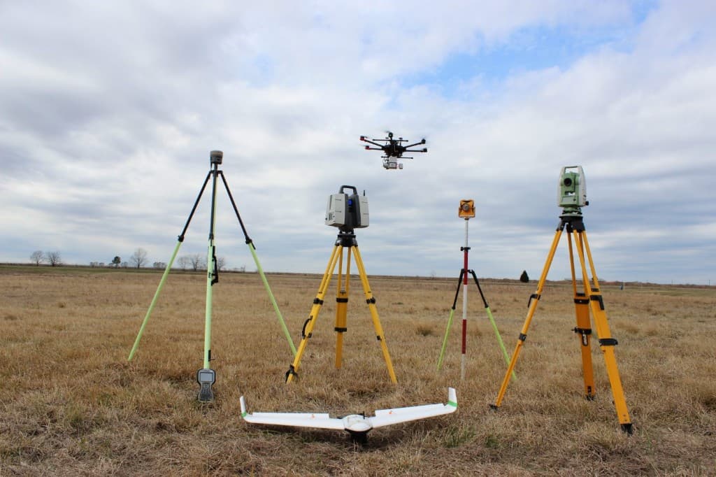 Équipements GNSS, scanner et drone