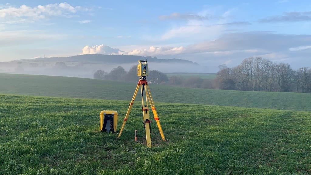 Station totale en terrain — levé topographique
